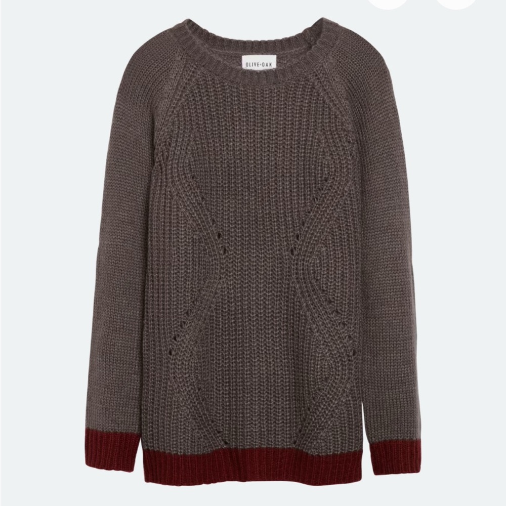 Grey sweater with burgundy trim